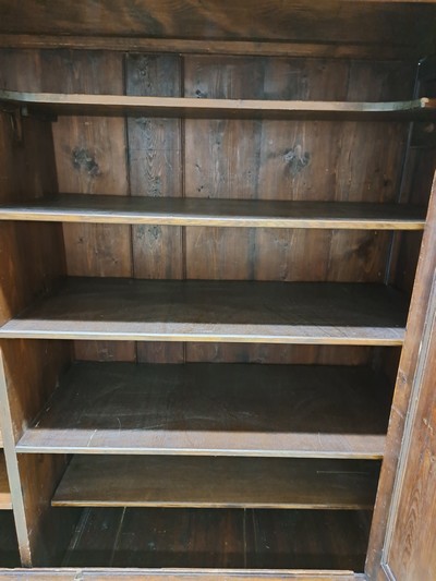 27133363h - Wellenschrank mit Ecknasen, Frankfurt, um 1750, Eiche massiv, Korpus und auf den Türen ...