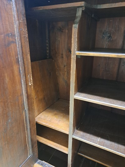 27133363i - Wellenschrank mit Ecknasen, Frankfurt, um 1750, Eiche massiv, Korpus und auf den Türen ...