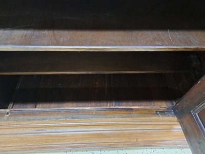 27133363j - Wellenschrank mit Ecknasen, Frankfurt, um 1750, Eiche massiv, Korpus und auf den Türen ...