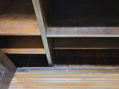 27133363k - Wellenschrank mit Ecknasen, Frankfurt, um 1750, Eiche massiv, Korpus und auf den Türen ...
