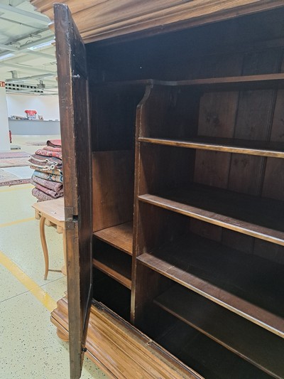 27133363m - Wellenschrank mit Ecknasen, Frankfurt, um 1750, Eiche massiv, Korpus und auf den Türen ...