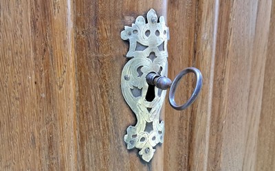 27133363o - Wellenschrank mit Ecknasen, Frankfurt, um 1750, Eiche massiv, Korpus und auf den Türen ...
