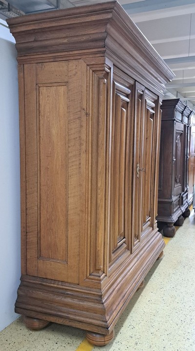 27133363p - Wellenschrank mit Ecknasen, Frankfurt, um 1750, Eiche massiv, Korpus und auf den Türen ...