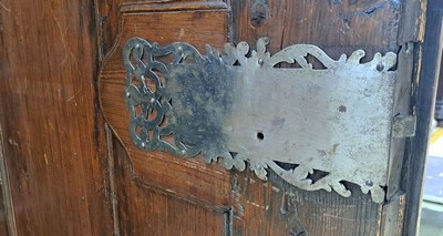 27133363q - Wellenschrank mit Ecknasen, Frankfurt, um 1750, Eiche massiv, Korpus und auf den Türen ...