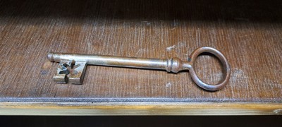27133363r - Wellenschrank mit Ecknasen, Frankfurt, um 1750, Eiche massiv, Korpus und auf den Türen ...