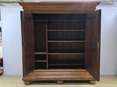 27133363s - Wellenschrank mit Ecknasen, Frankfurt, um 1750, Eiche massiv, Korpus und auf den Türen ...