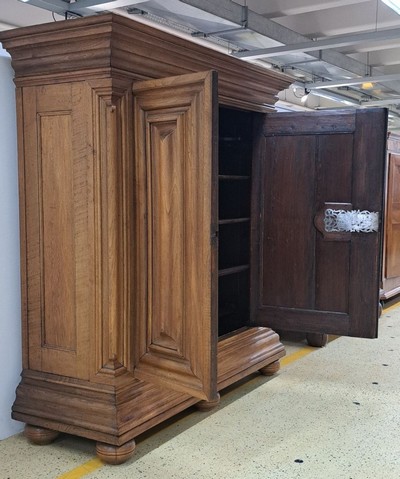 27133363t - Wellenschrank mit Ecknasen, Frankfurt, um 1750, Eiche massiv, Korpus und auf den Türen ...