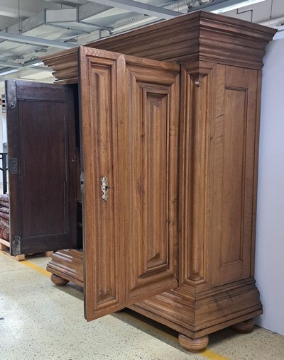 27133363u - Wellenschrank mit Ecknasen, Frankfurt, um 1750, Eiche massiv, Korpus und auf den Türen ...
