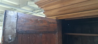 27133363v - Wellenschrank mit Ecknasen, Frankfurt, um 1750, Eiche massiv, Korpus und auf den Türen ...