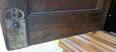 27133363w - Wellenschrank mit Ecknasen, Frankfurt, um 1750, Eiche massiv, Korpus und auf den Türen ...
