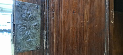 27133363x - Wellenschrank mit Ecknasen, Frankfurt, um 1750, Eiche massiv, Korpus und auf den Türen ...