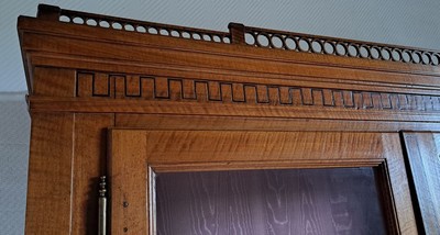 27133364a - Louis-Seize Zylinder-Bureau, mitteldeutsch, wohl Thüringen, um 1780, Nußbaumfurnier, ...