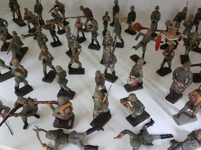 27133381c - 85 Lineolfiguren, deutsch, 30er Jahre, Wehrmachtsoldaten, darunter Fahnenträger, ein ...