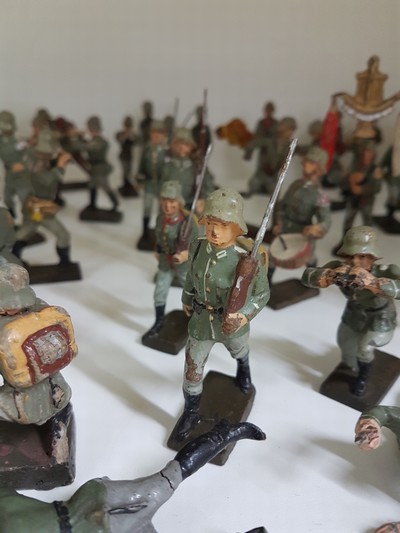 27133381d - 85 Lineolfiguren, deutsch, 30er Jahre, Wehrmachtsoldaten, darunter Fahnenträger, ein ...