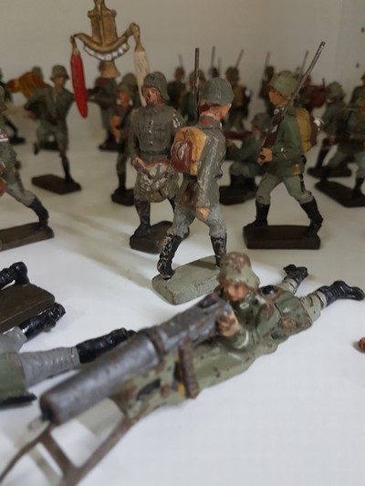 27133381e - 85 Lineolfiguren, deutsch, 30er Jahre, Wehrmachtsoldaten, darunter Fahnenträger, ein ...