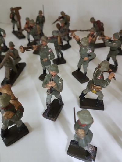 27133381f - 85 Lineolfiguren, deutsch, 30er Jahre, Wehrmachtsoldaten, darunter Fahnenträger, ein ...