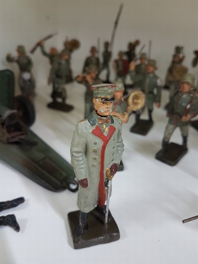 27133381g - 85 Lineolfiguren, deutsch, 30er Jahre, Wehrmachtsoldaten, darunter Fahnenträger, ein ...
