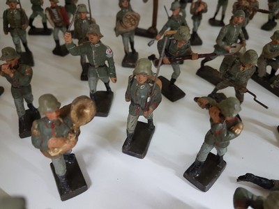 27133381h - 85 Lineolfiguren, deutsch, 30er Jahre, Wehrmachtsoldaten, darunter Fahnenträger, ein ...