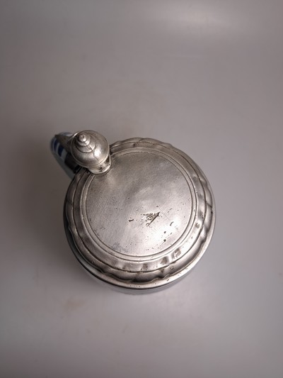 27133384b - Walzenkrug, Amberg, datiert 1766, Fayence, manganjaspierter Grund, Scharffeuermalerei in ...