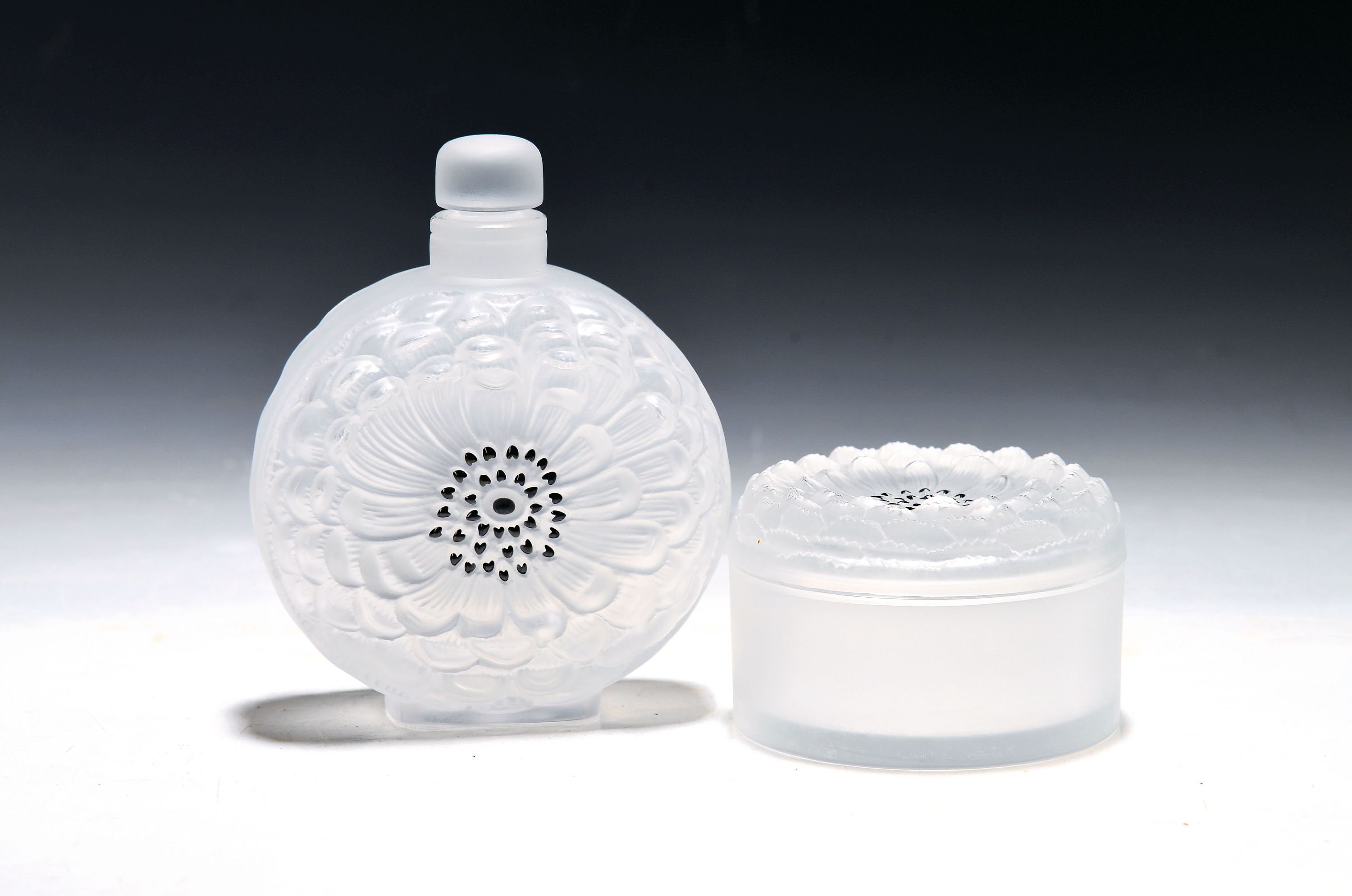 Image 27133560 - Flakon und Dose, Lalique, Dalhia, Formglas, z.T. mattiert, beide sign., ca. 13 cm D. 8.5 ...