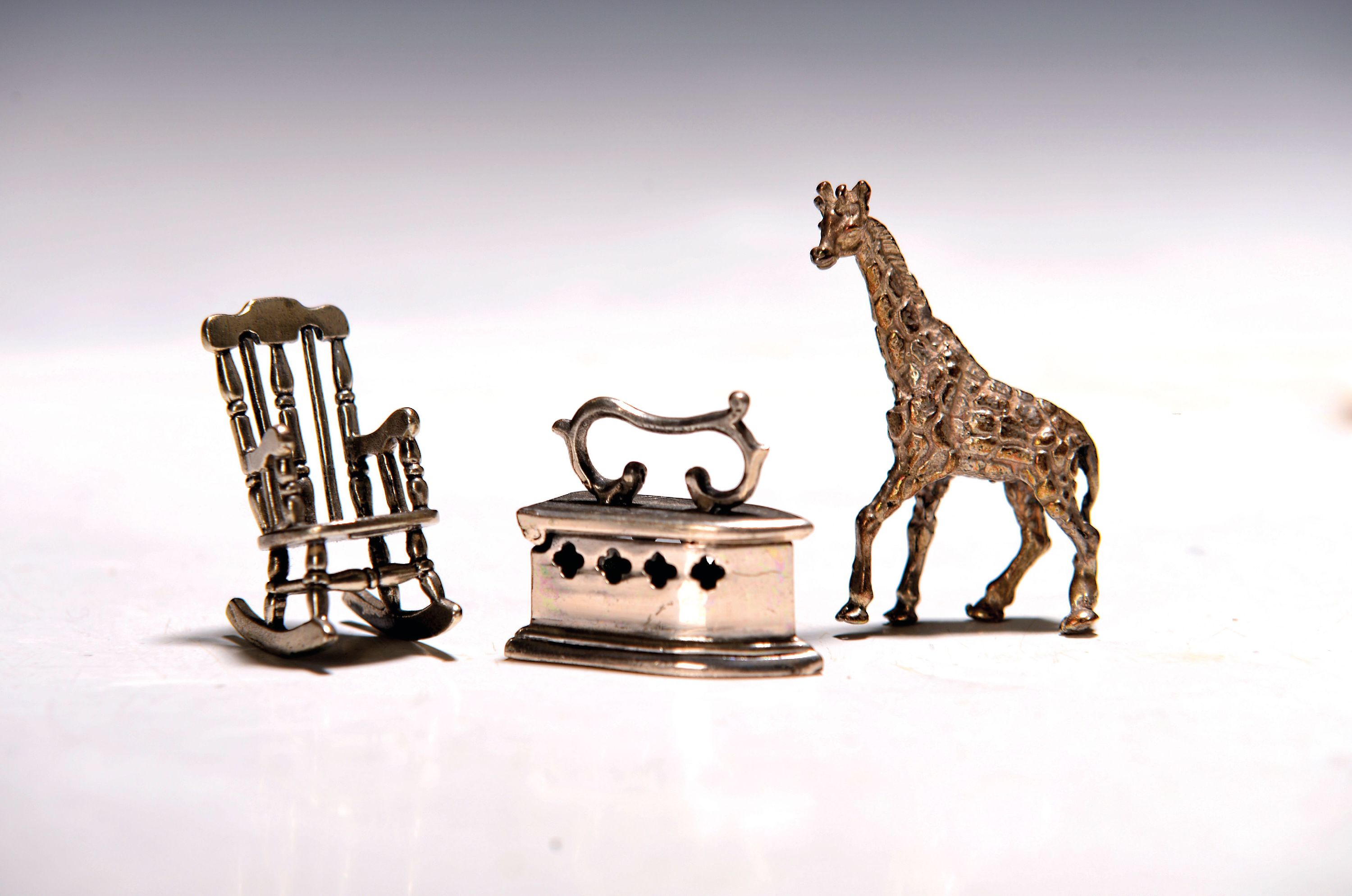Image 27133567 - Drei Miniaturen, 800er Silber, Schaukelstuhl, H. 3cm, Bügeleisen 2.5x3 cm; Giraffe H. ...