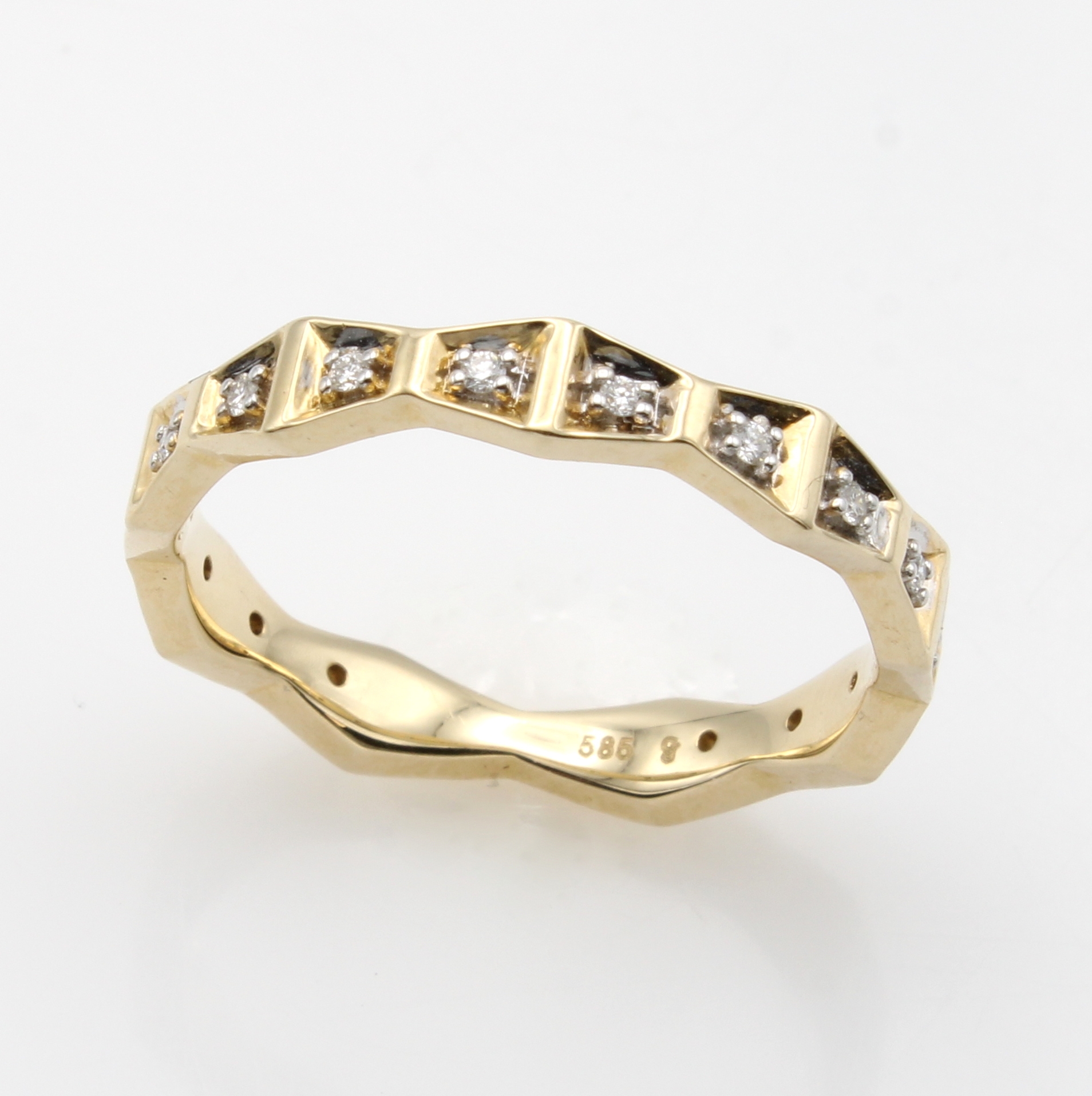 Image 27133876 - Ring mit Brillanten, GG 585/000, trapezförm. Elemente bes. m. 16 Brill. zus. ca. 0.10 ...