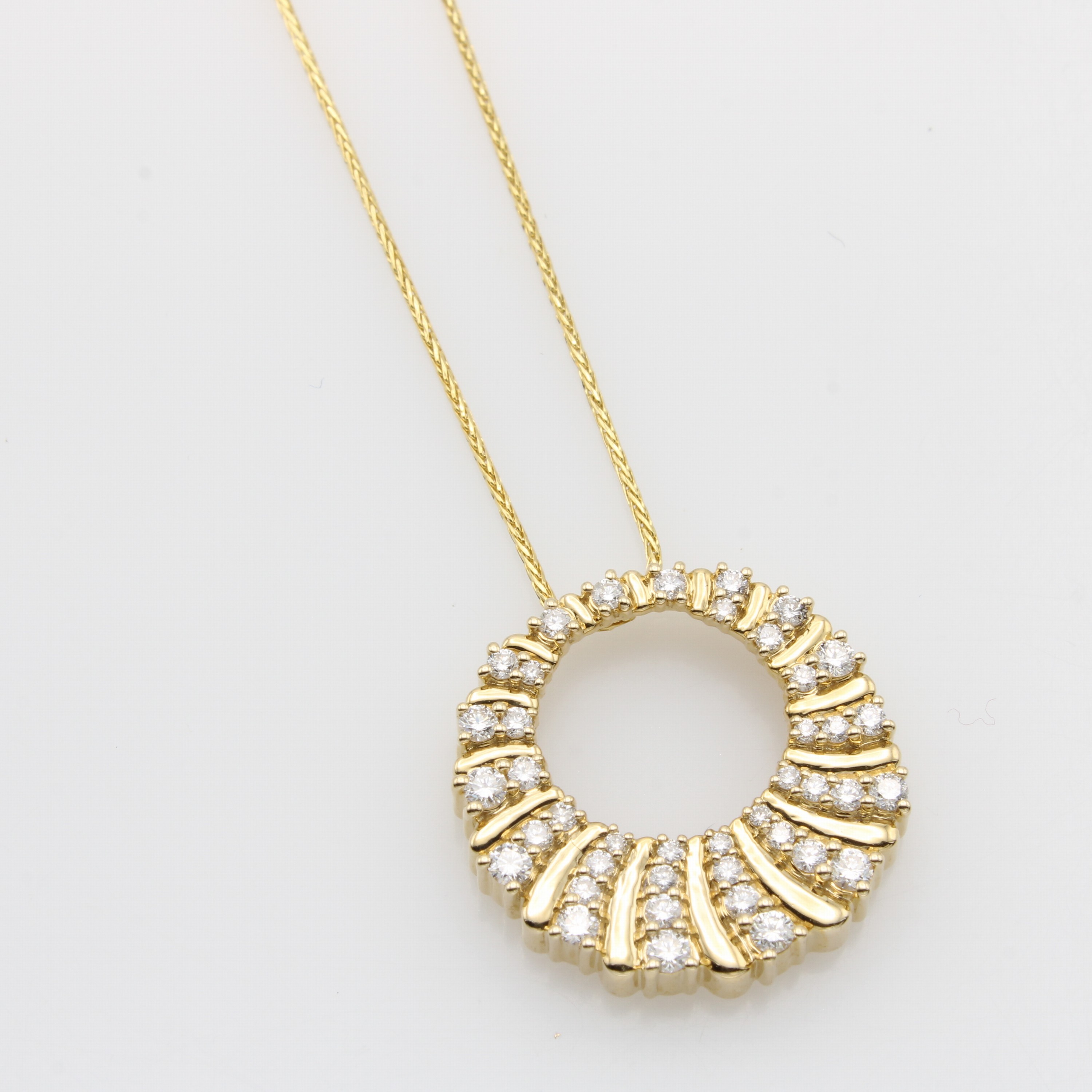 Image 27133885 - Anhänger mit Brillanten an Kette, GG 585/000, kreisförm. im Verlauf gearb., Brill. ...
