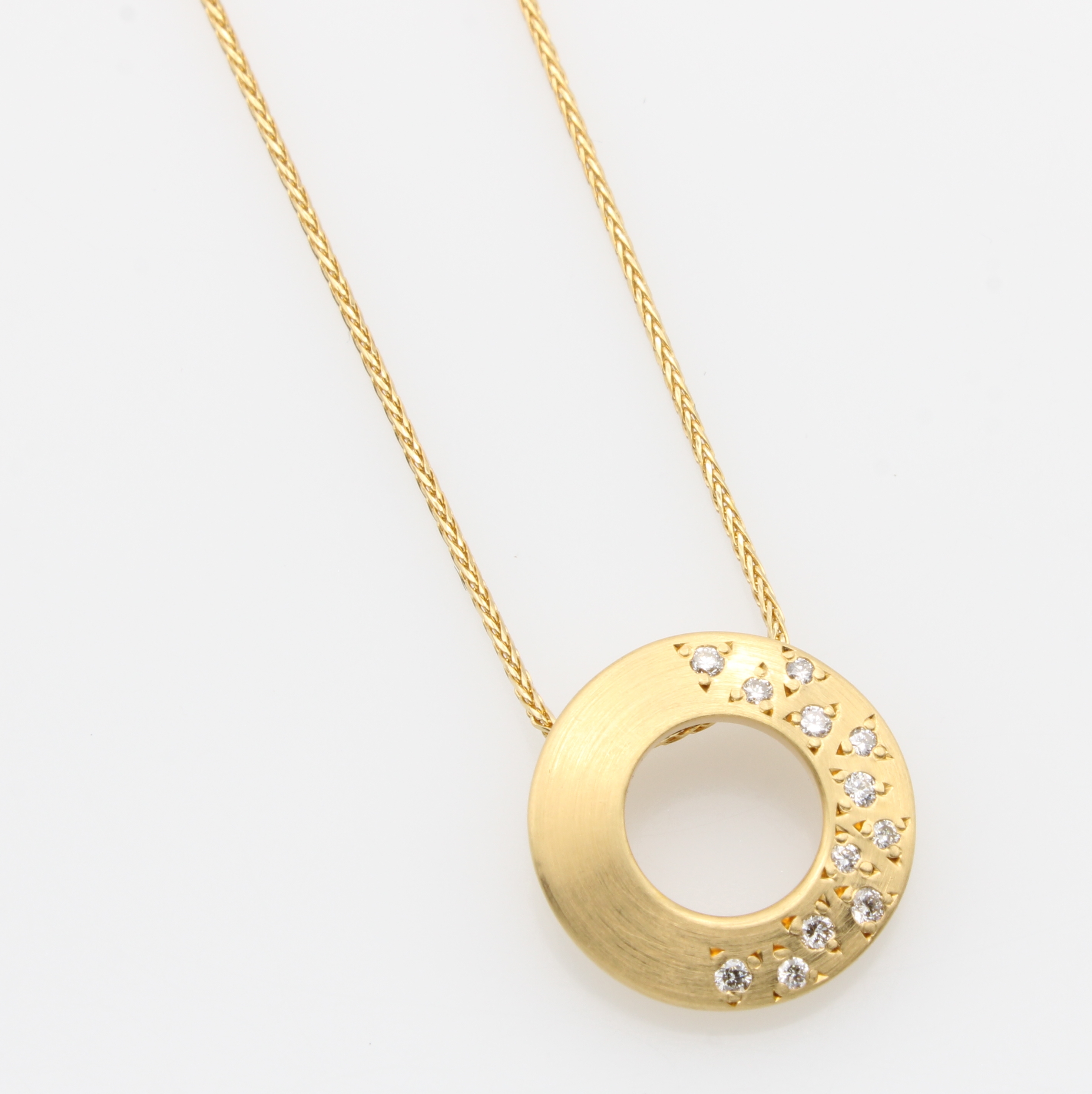Image 27133886 - Anhänger mit Brillanten an Kette, GG 585/000, z.T. matt., kreisförm., Brill. verstreut ...