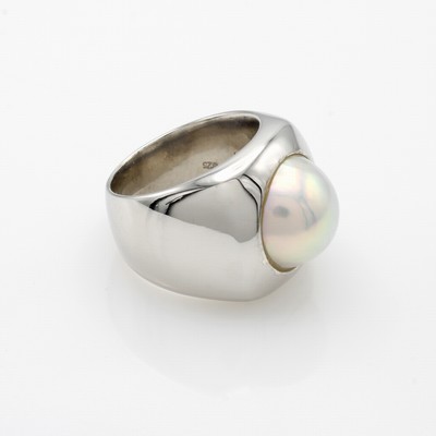 27133865a - Breiter Ring mit Mabéperle, 925er Silber, quadratischer Ringkopf, RW ca. 58