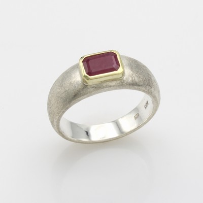 Image Ring mit Rubin, 925er Silber, achteck. Rubin in GG Fassung, strichmatt. Ringschiene, RW ...