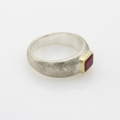 27133869a - Ring mit Rubin, 925er Silber, achteck. Rubin in GG Fassung, strichmatt. Ringschiene, RW ...