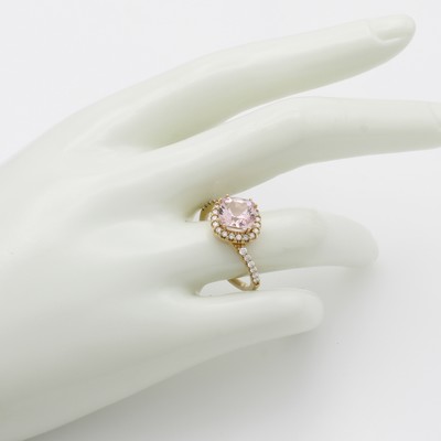 27133881a - Ring mit Morganit und Brillanten, GG 585/000, Morganitcarrée ca. 8x8 mm, Brill. zus. ...