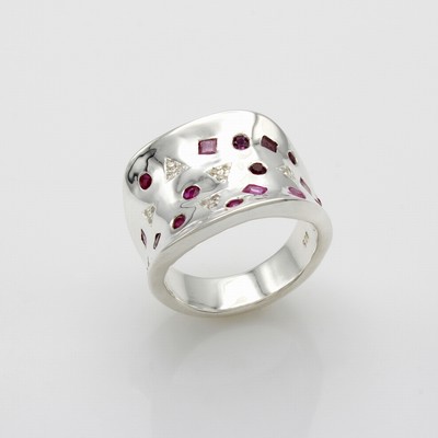 Image Ring mit Rubinen und Diamanten, 925er Silber, konkaver Ringkopf, Rubine gestreut gef. in ...