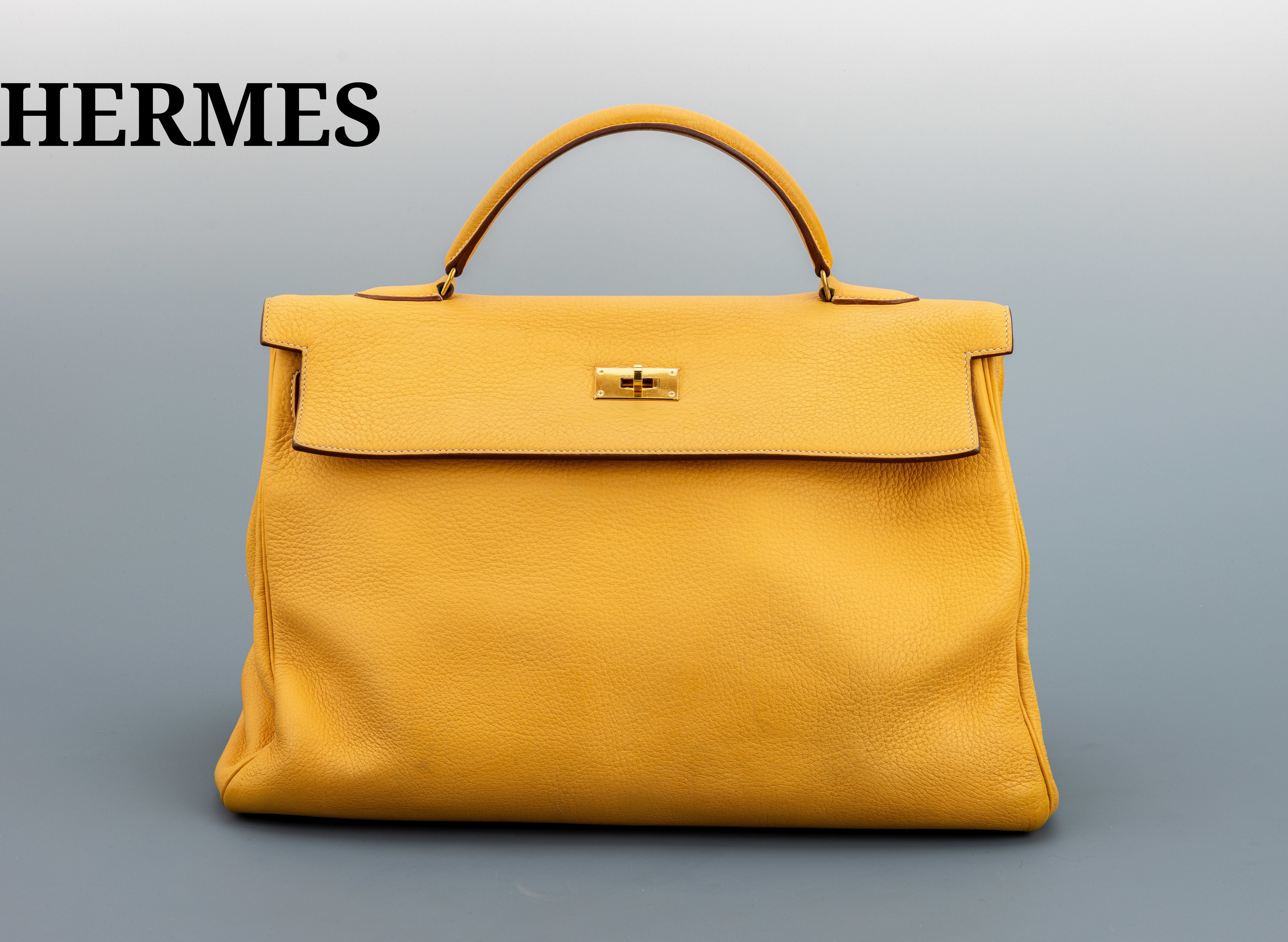 Image 27133914 - HERMES KELLY BAG 40, 1997, goldfarb. Togo- Leder, goldfarb. Hardware, bogenförmiger ...