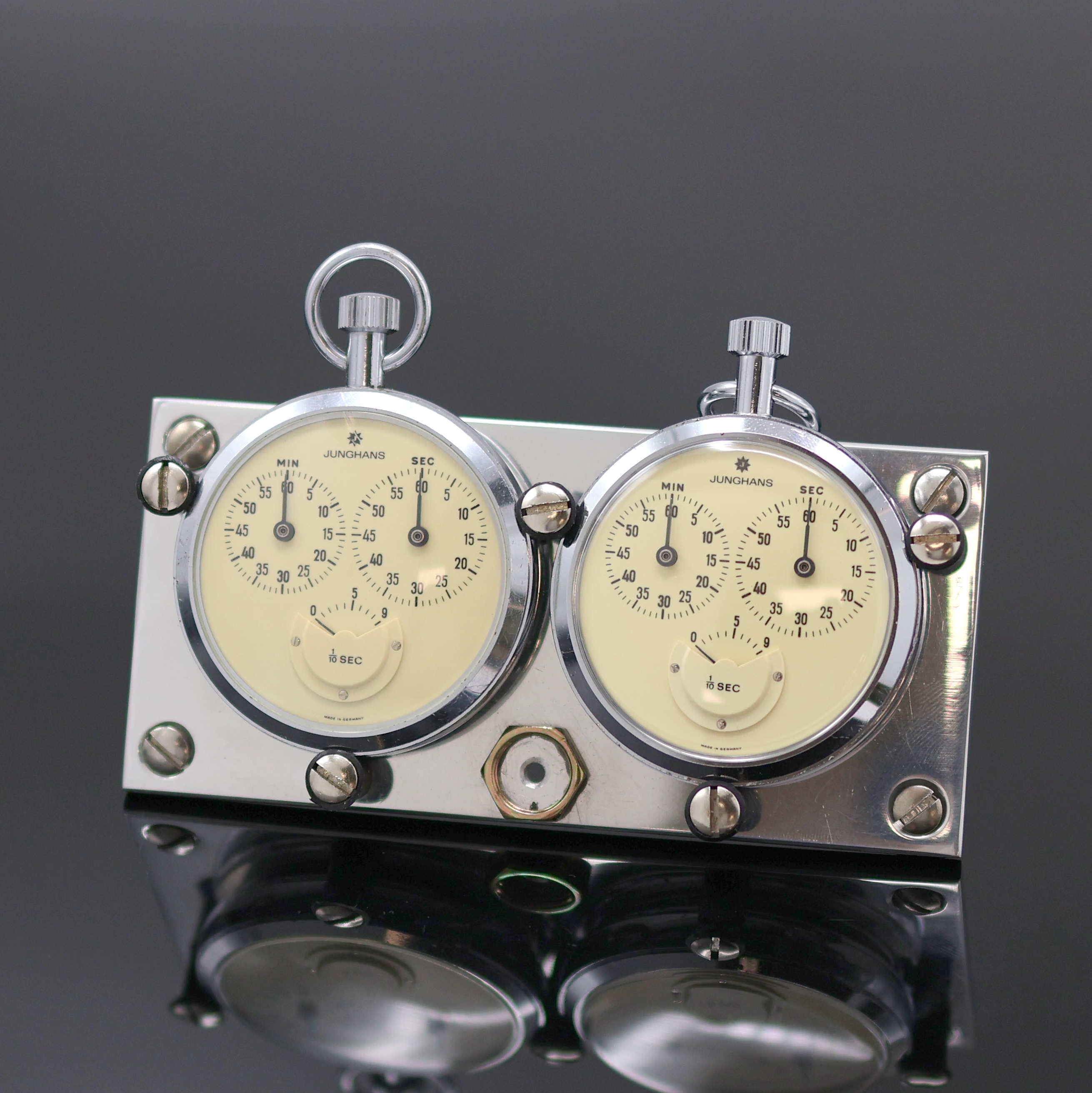 Image 27133979 - JUNGHANS Dashboard mit 2 Stoppuhren, Deutschland um 1960, Stahlplatte m. Halterung, ...