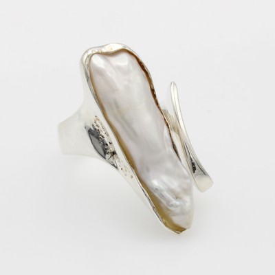 27133901a - Ring mit Süßwasserzuchtperle, 925er Silber, matt., offen gearb., längl., unförmige ...