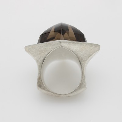 27133903c - Ring mit Rauchquarz, 925er Silber strichmatt., Bullet-Cut Cabochon, Ringschiene m. ...