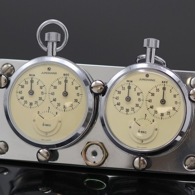 27133979a - JUNGHANS Dashboard mit 2 Stoppuhren, Deutschland um 1960, Stahlplatte m. Halterung, ...