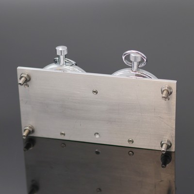 27133979b - JUNGHANS Dashboard mit 2 Stoppuhren, Deutschland um 1960, Stahlplatte m. Halterung, ...