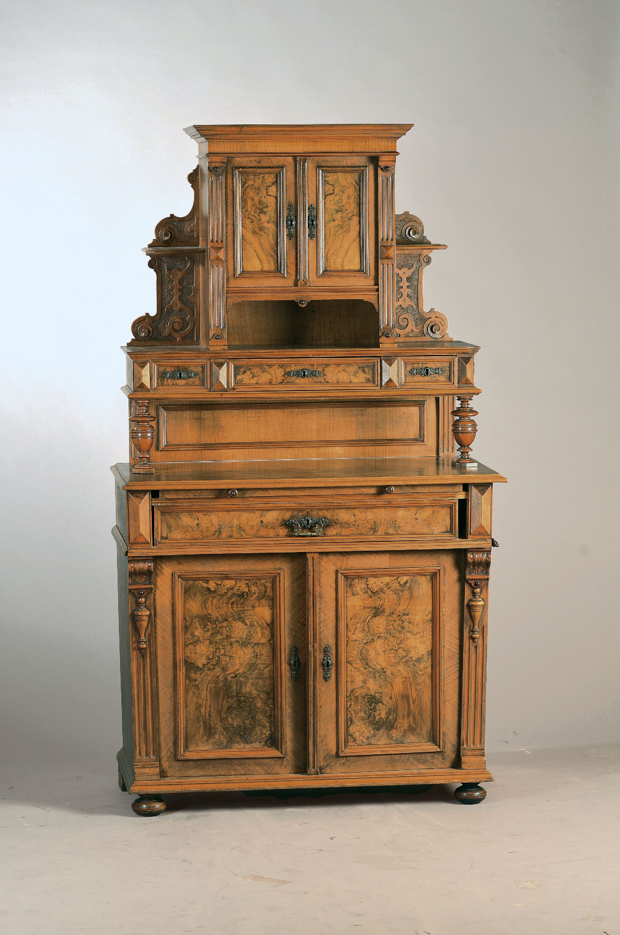 Image 27134001 - Kleines Aufsatzbuffet, Gründerzeit, um 1880-90, Nußbaum- und Wurzelnußfurnier, ...