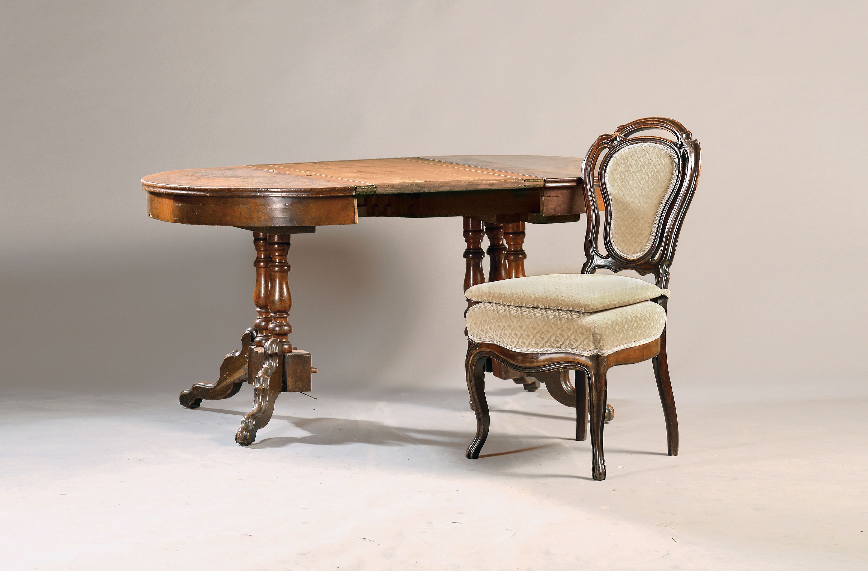 Image 27134024 - Tisch mit 6 Stühlen, Louis-Philippe, um 1870, Nußbaumfurnier und massiv, ovaler ...