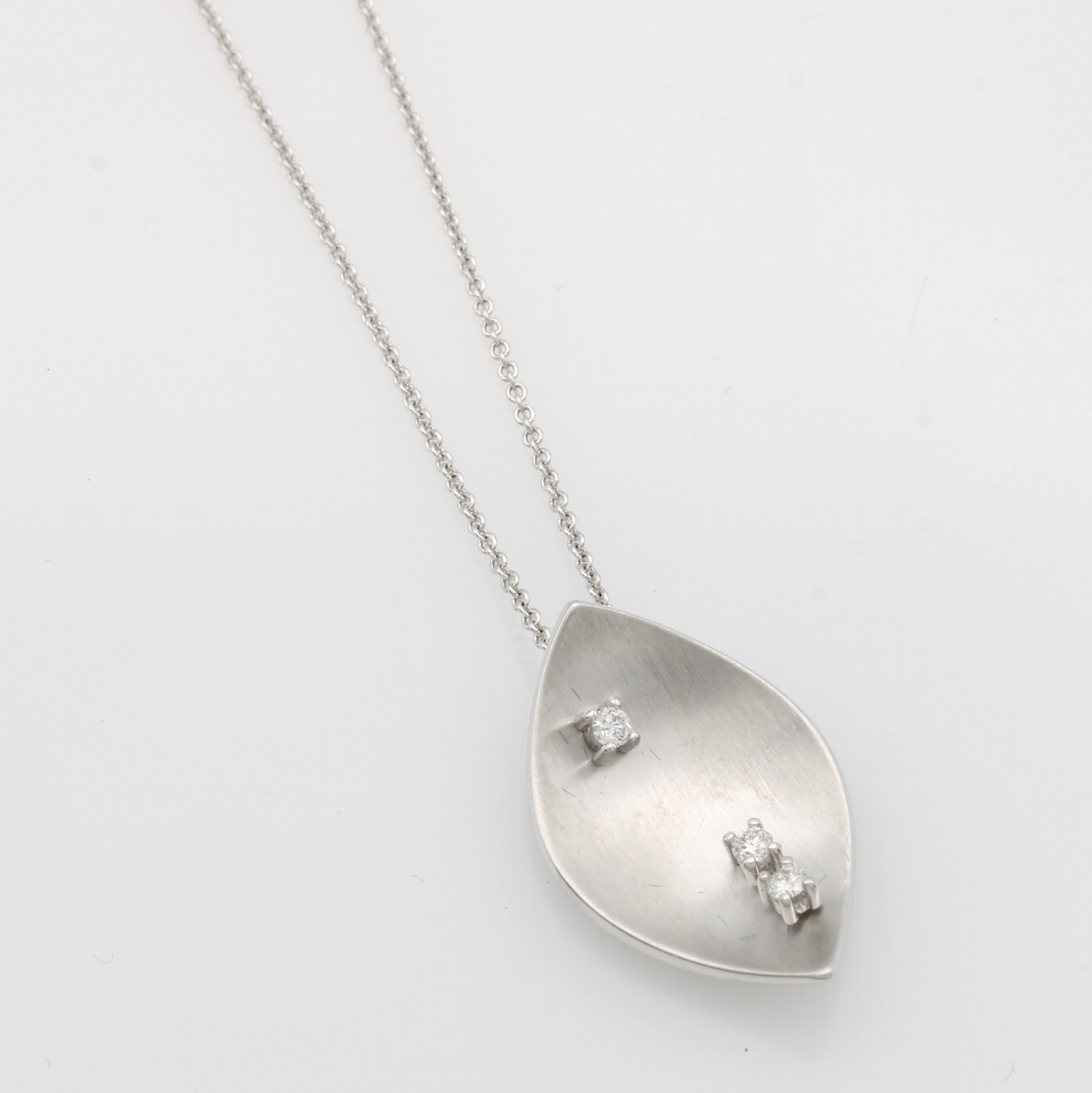 Image 27134233 - Anhänger mit Brillanten an Kette, WG 585/000, navettef., gebogene Platte bes. m. 3 ...