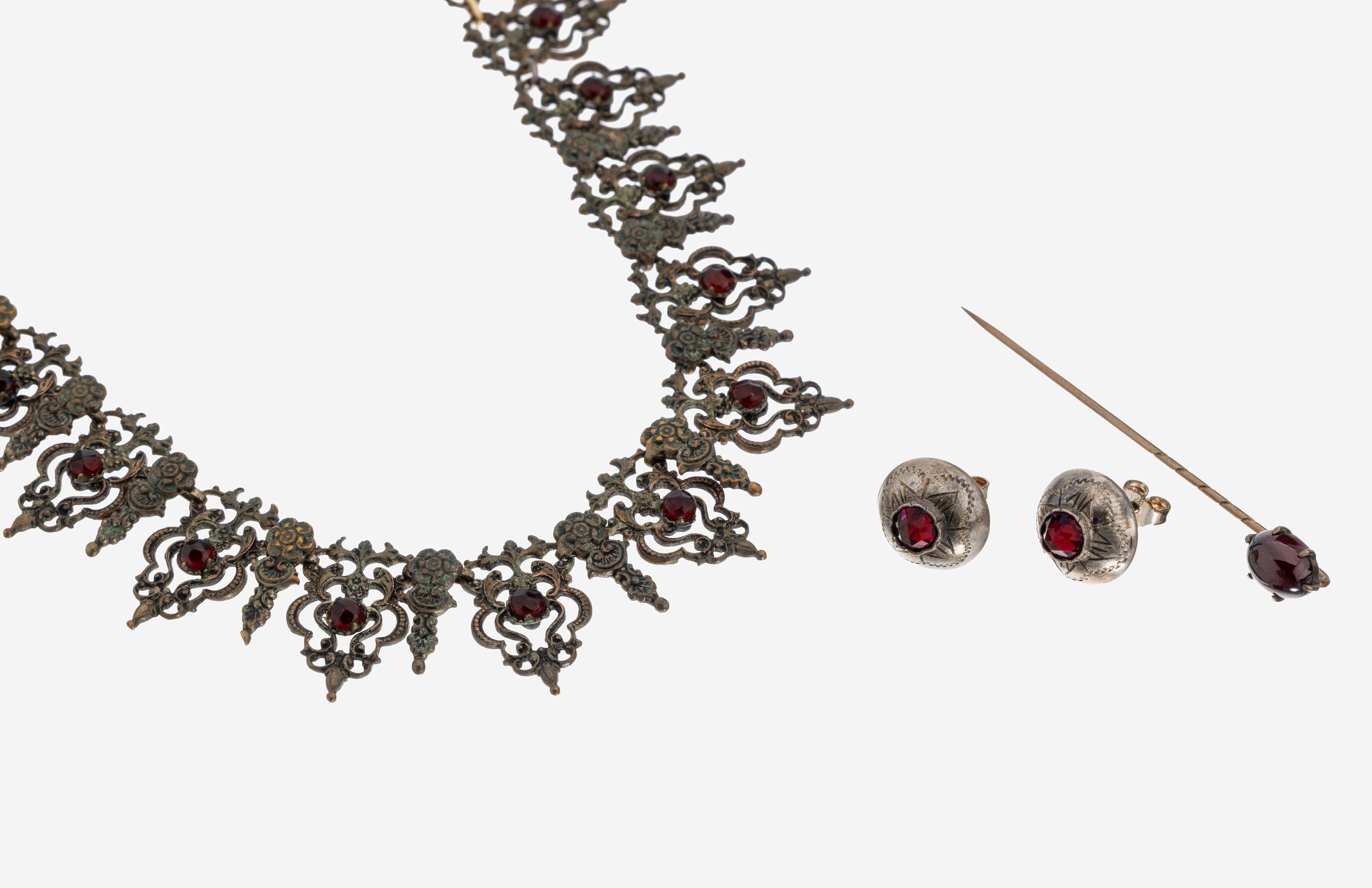 Image 27134234 - Trachtenschmuck-Konvolut, um 1900, best. aus: 1 Collier, wohl Messing versilbert, mit ...