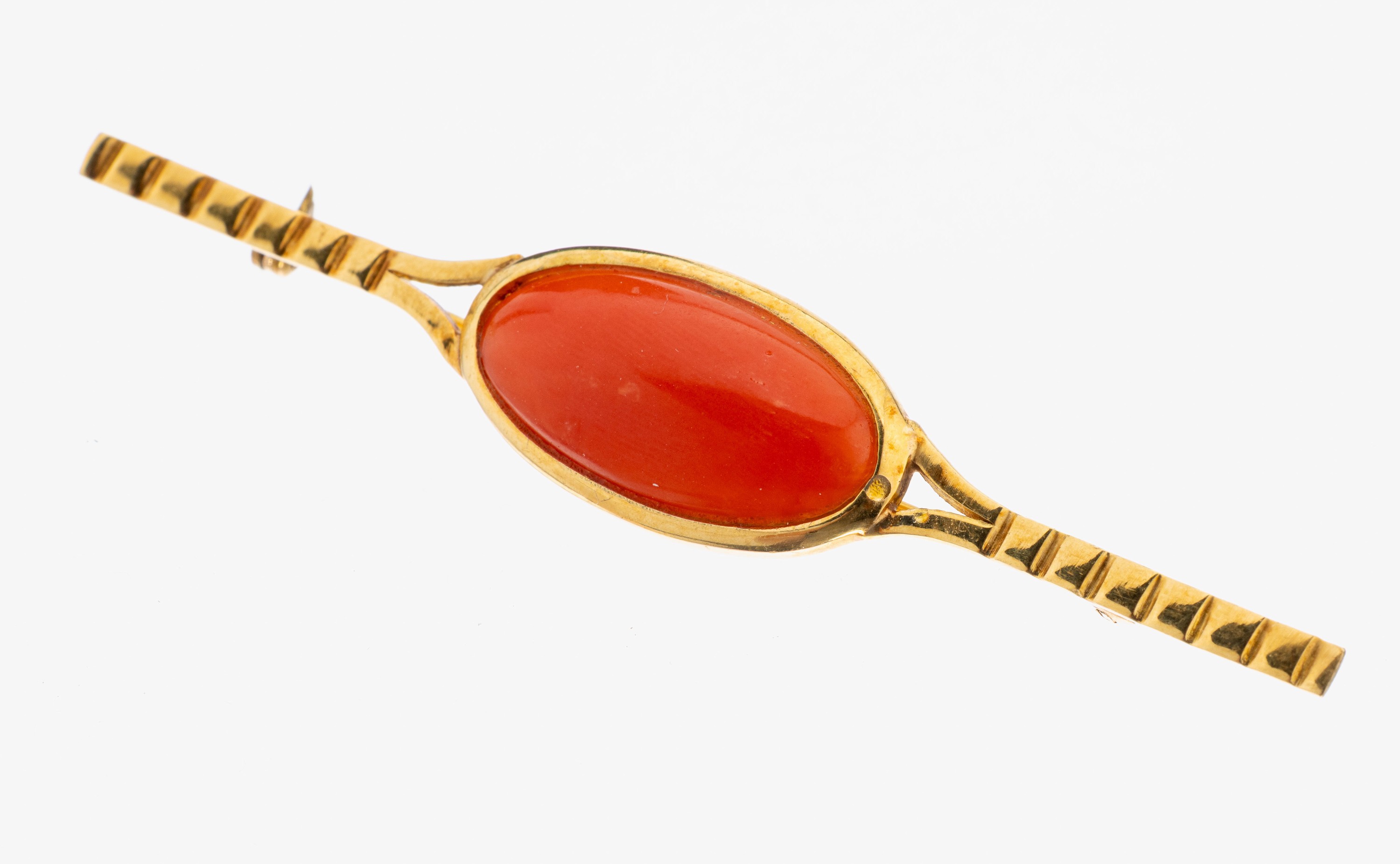 Image 27134239 - 18 kt Gold Korallen-Brosche, GG 750/000, länglich, part. gerillt, mittig ovaler ...