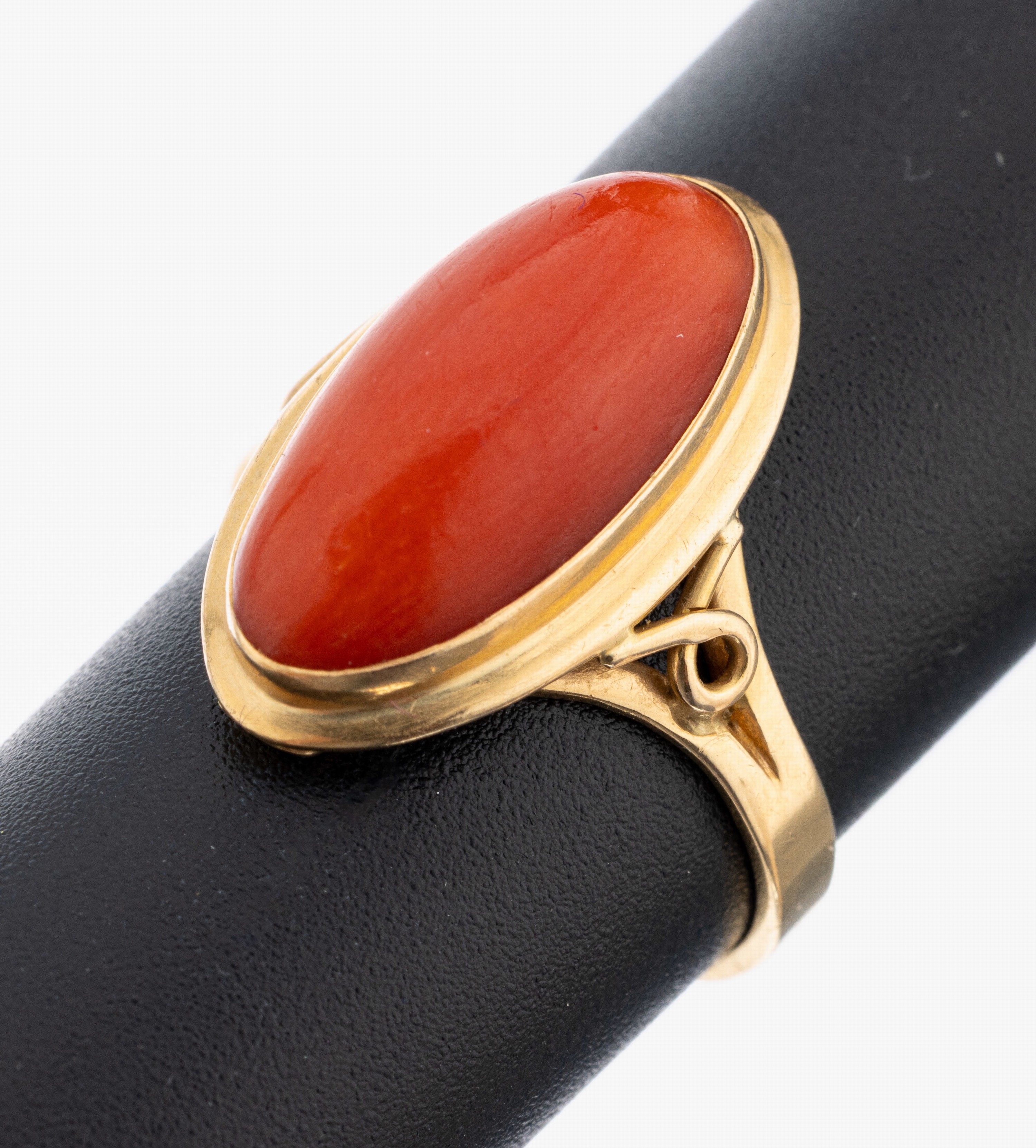 Image 27134241 - 18 kt Gold Korallen-Ring, GG 750/000, schlichtes Design, ovaler Korallen-Cabochon, RW ...