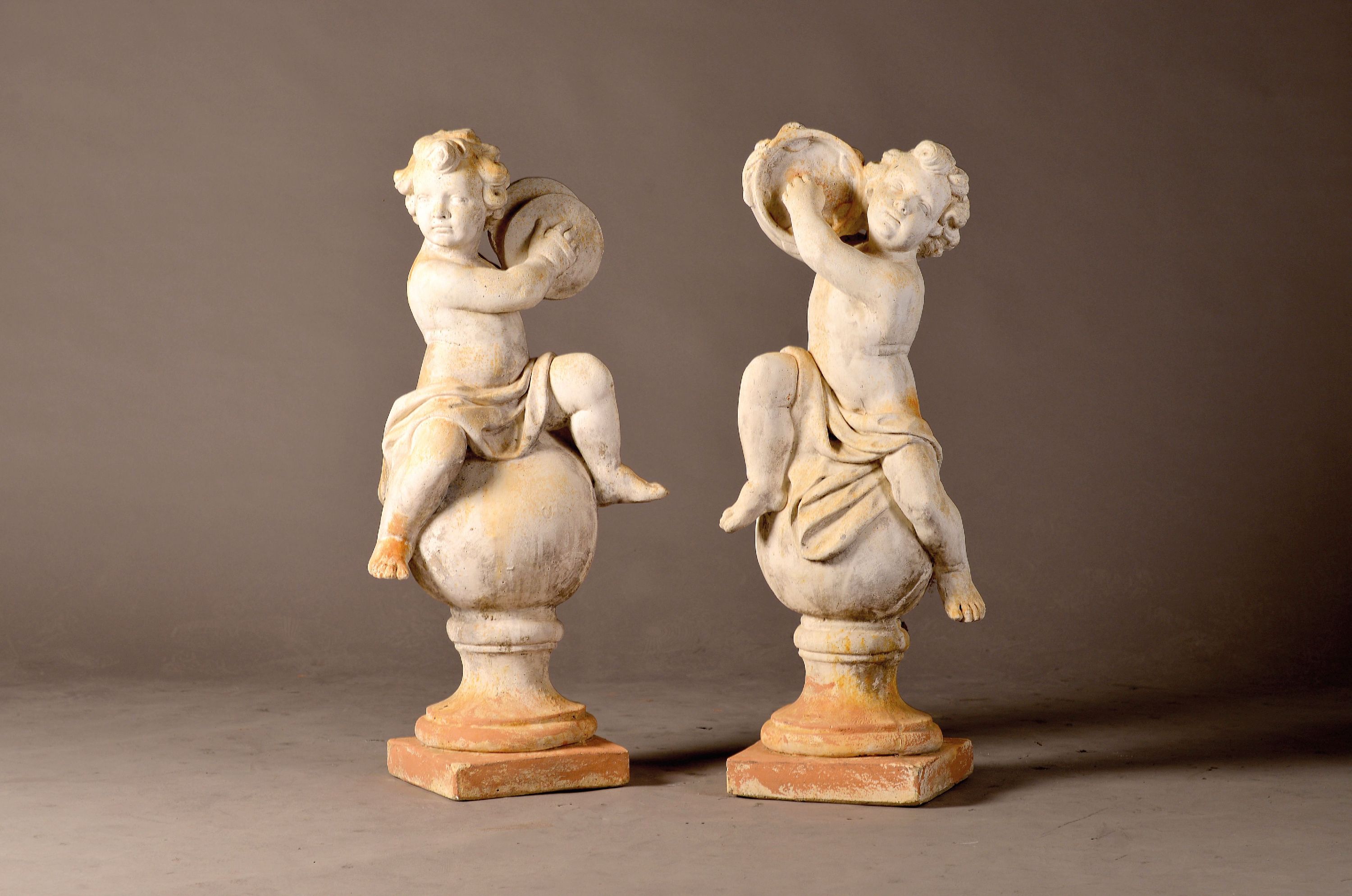 Image 27134375 - 2 Gartenfiguren, im Rokoko-Stil, 20.Jh., Putten sitzend auf Amphoren, Steinguss, H. ca. ...