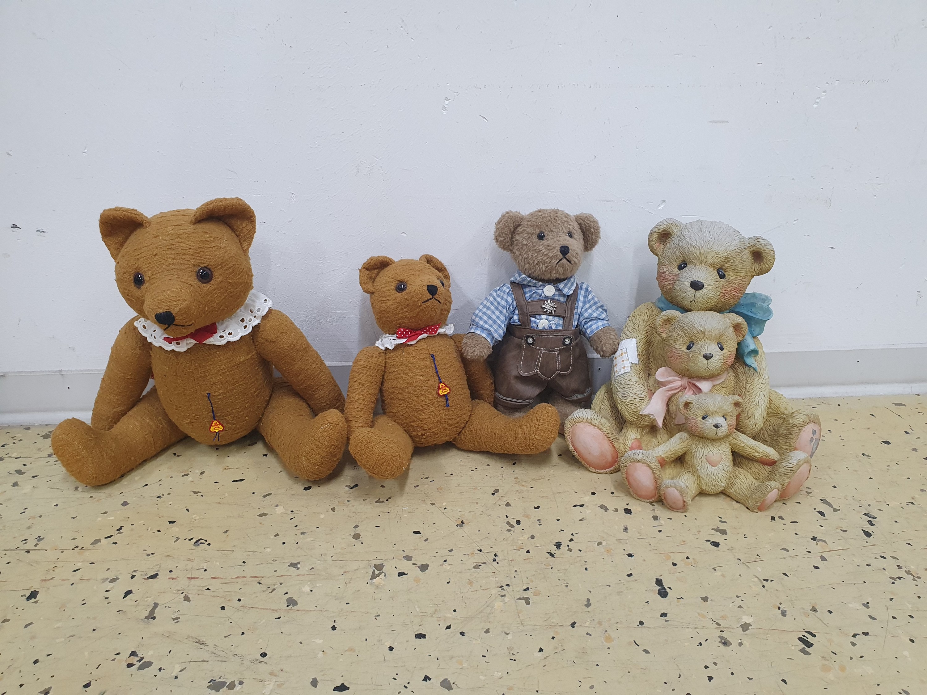 Detail a: Konvolut aus 9 Puppen, einem Puppenwagen, 3 Bären und eine Bärengruppe, meist Porzellanköpfe, wohl 80-90er Jahre, 20. Jh., bespielt, z.T. l. ...