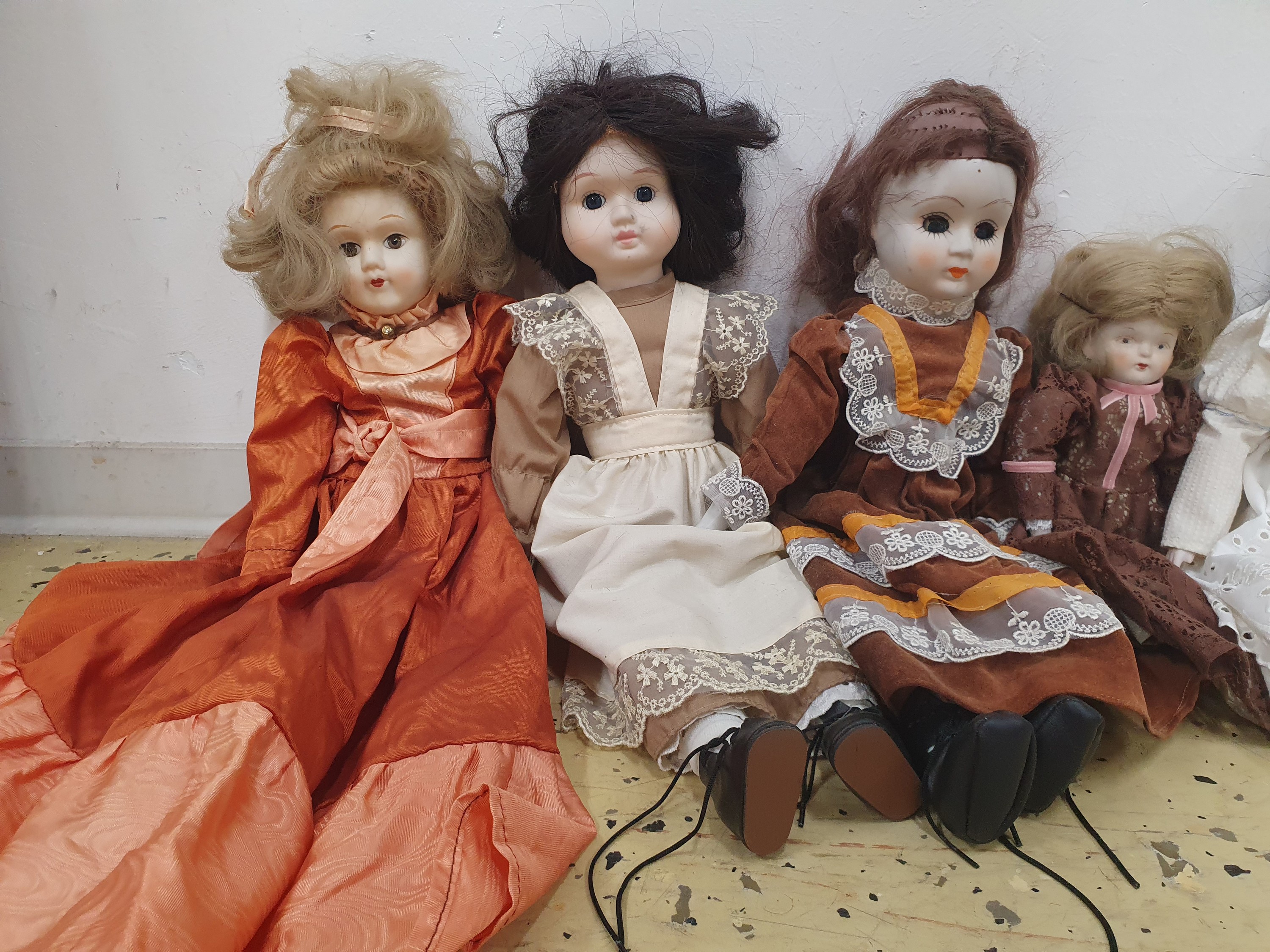 Detail c: Konvolut aus 9 Puppen, einem Puppenwagen, 3 Bären und eine Bärengruppe, meist Porzellanköpfe, wohl 80-90er Jahre, 20. Jh., bespielt, z.T. l. ...