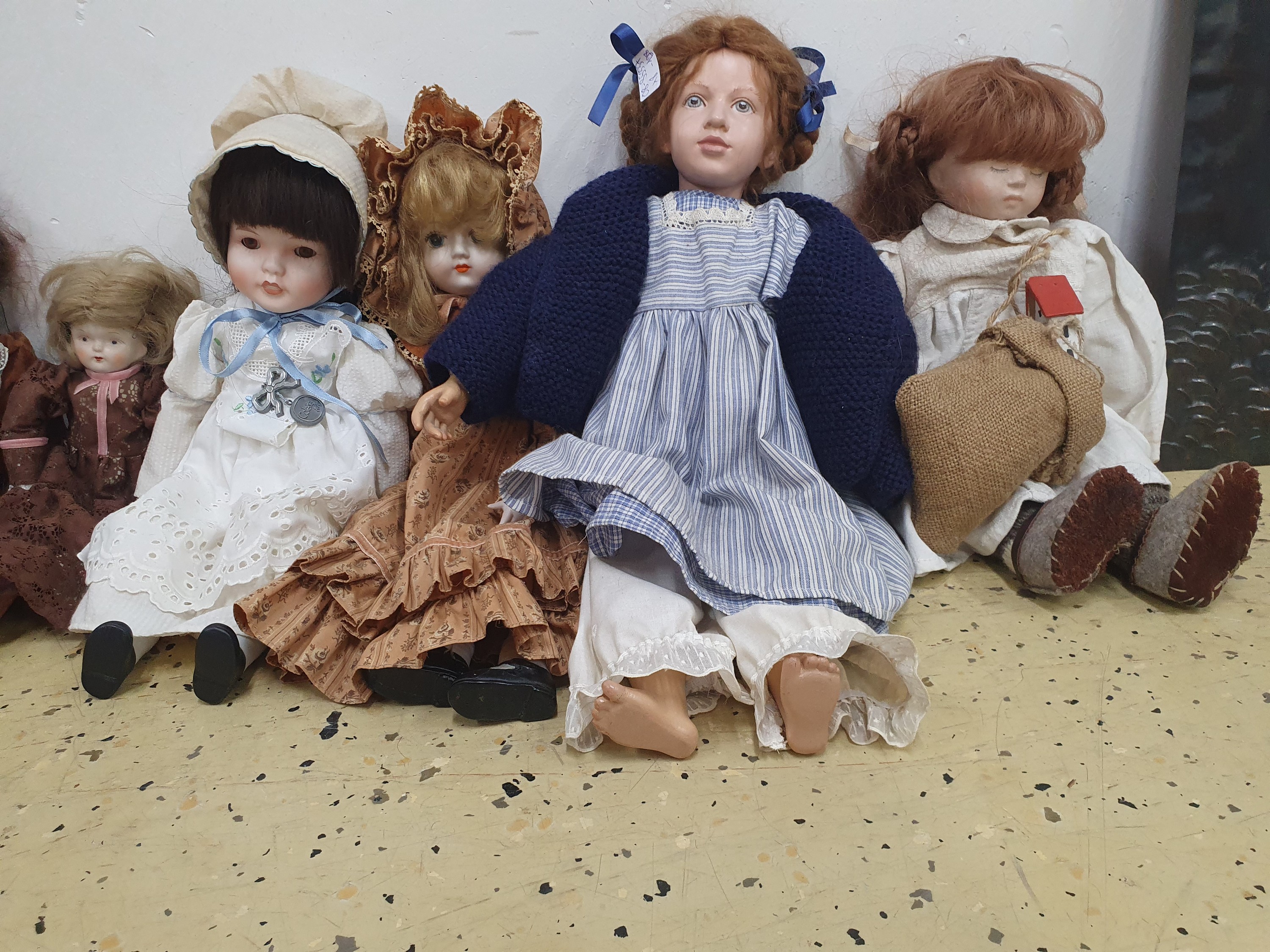 Detail d: Konvolut aus 9 Puppen, einem Puppenwagen, 3 Bären und eine Bärengruppe, meist Porzellanköpfe, wohl 80-90er Jahre, 20. Jh., bespielt, z.T. l. ...
