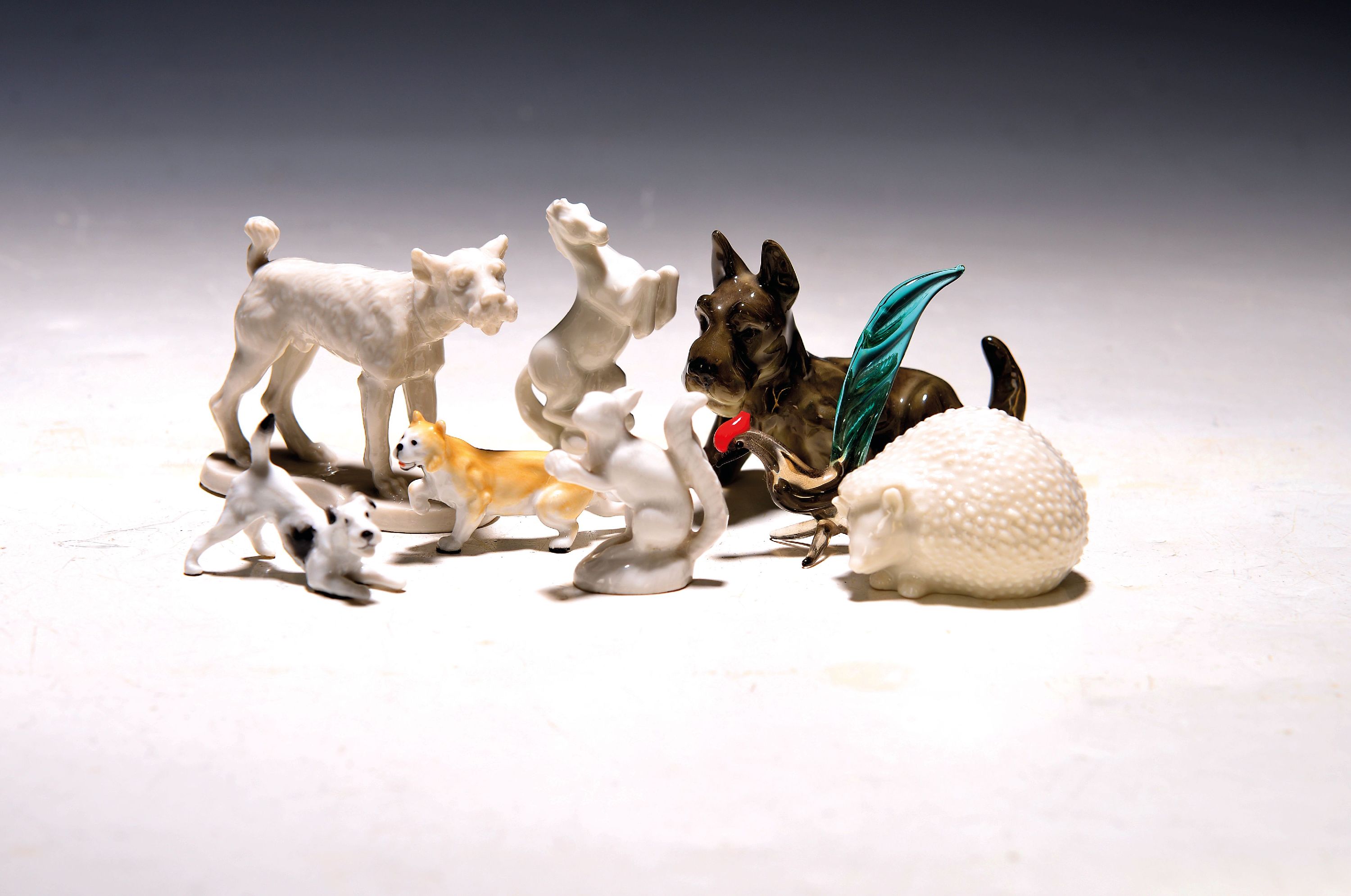 Image 27134537 - 8tlg. Setzkastensammlung, 20. Jh., 7 Porzellanfiguren und ein Hahn aus Glas, wohl ...